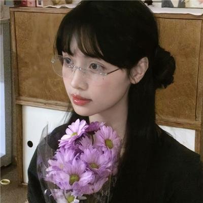 院子里的女人